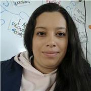 Profesora de Inglés, español, ciencias y sociales imparte clases a niños de primaria